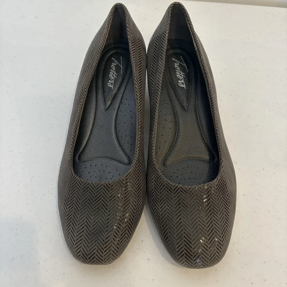 Trotters Shoes Womens Size 8W Gray Herringbone Pattern Low Wedge Comfort Slip On